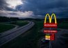 Na Suécia, placas do McDonalds contam o preço do Big Mac, do McLanche feliz e... da recarga para carros (Foto: McDonalds)