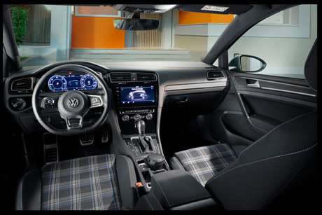 O Golf GTE é cheio de detalhes azuis, como as luzes e o tecido dos bancos.