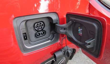 O BMW i3 pode ser conectado em qualquer tomada com fio terra.