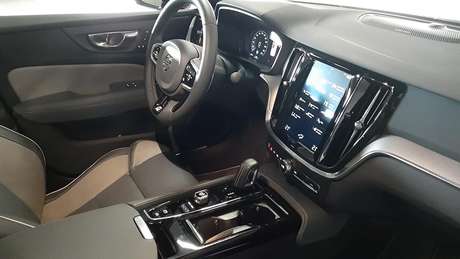 O interior é igual ao dos novos Volvo, com excelente posição de dirigir.