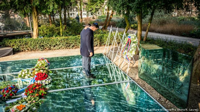Primeiro-ministro holandês, Mark Rutte, presta homenagem às vítimas do Holocausto em monumento em Amsterdã