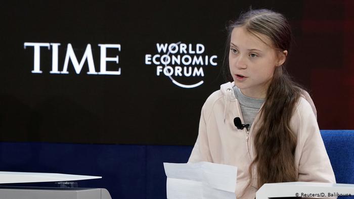 No Fórum Econômico Mundial, em Davos, a ativista sueca Greta Thunberg lamentou a falta de ações para reduzir as emissões de CO2 e pediu que a voz dos jovens e a ciência tenham mais peso nas discussões sobre a proteção climática.