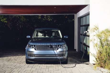 Range Rover PHEV recarregando na garagem: autonomia elétrica de 48 km.