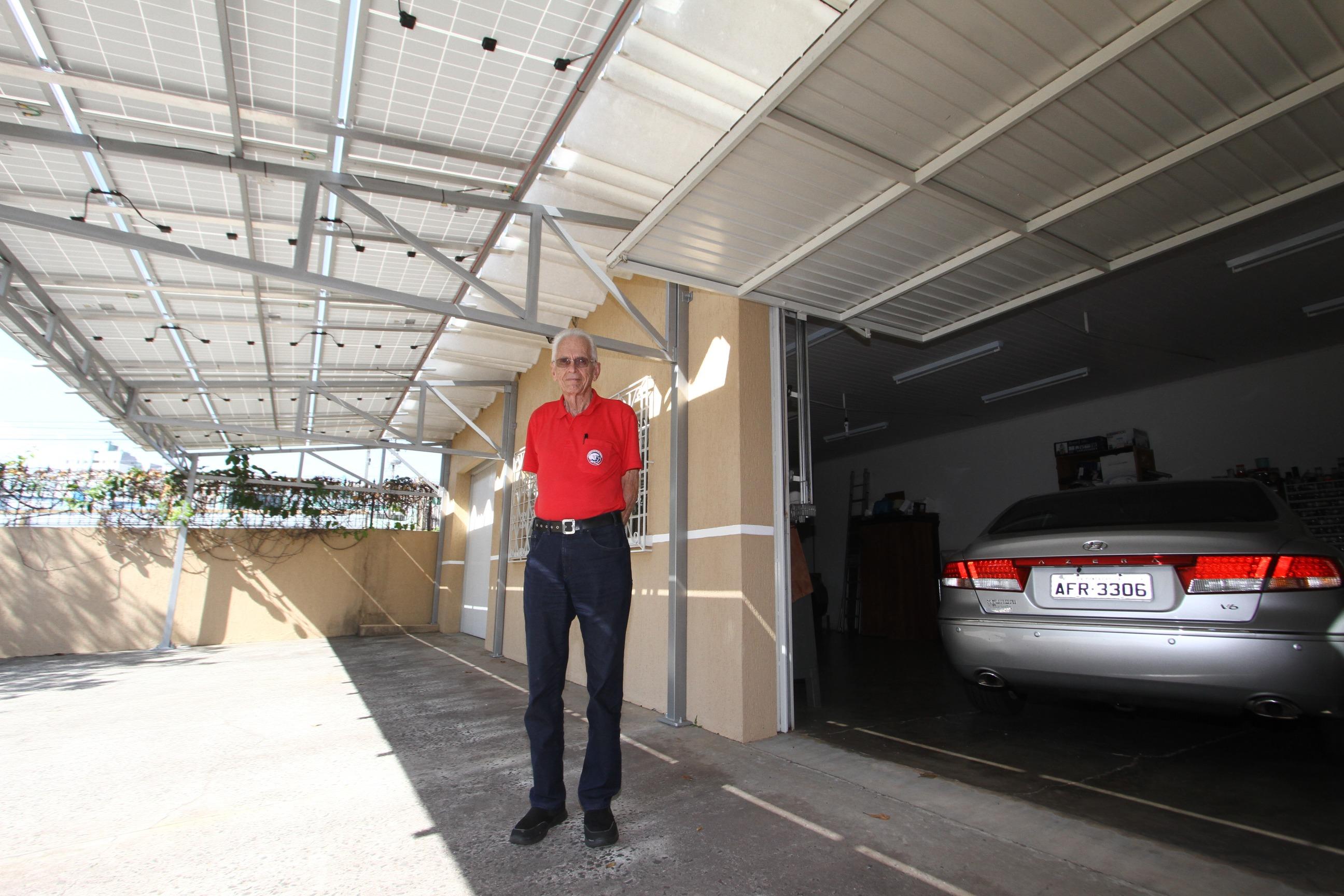 Diário dos Campos | Com 80 anos, ponta-grossense adota energia solar e carro elétrico