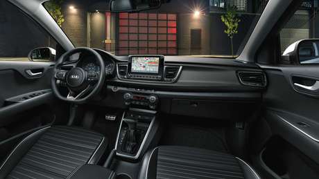 Interior do Kia Rio ganhou display multimídia de 8" e painel digital de 4,2".