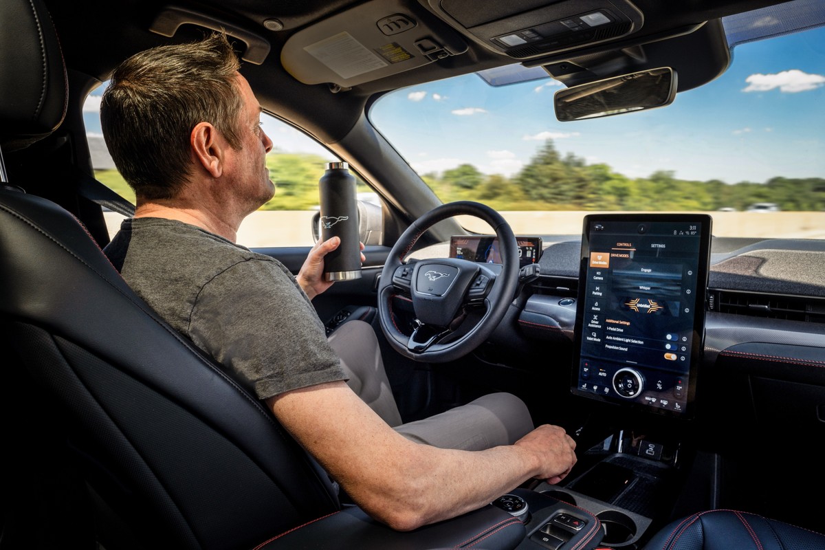 Ford vai lançar sistema que permite andar no carro 'sem as mãos ao volante' 6 anos após Tesla | Auto Esporte