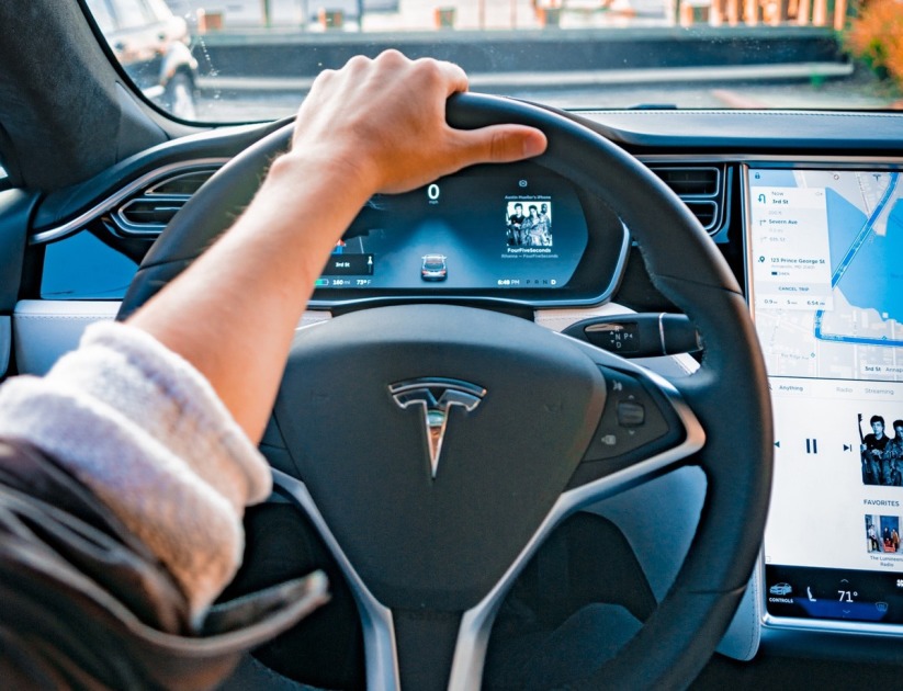 Tesla: vídeo mostra carro elétrico a identificar a cor dos semáforos no piloto automático