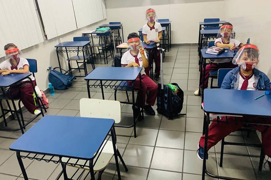 Com turmas reduzidas e uso de protetores faciais, Manaus completa um mês de volta às aulas - 07/08/2020 - Educação