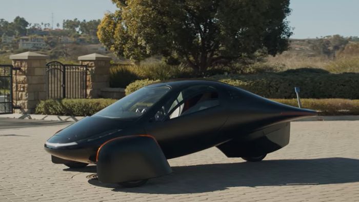Empresa lança carro elétrico que pode rodar 64 km/dia apenas com energia solar