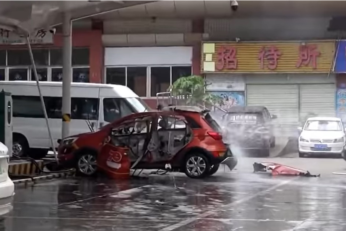 Carro elétrico pega fogo durante carregamento e explode após ação dos bombeiros: veja vídeo | Carros