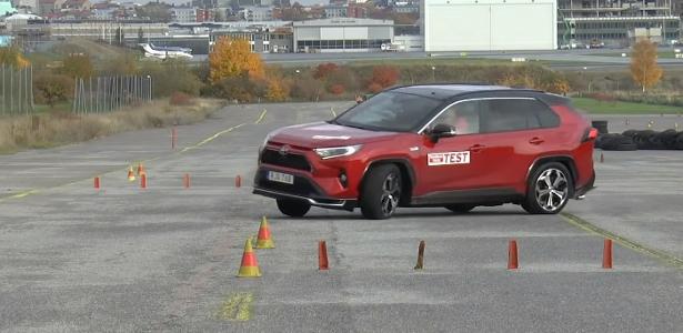 Toyota RAV4 2021 híbrida falha em teste do alce; assista - 04/12/2020