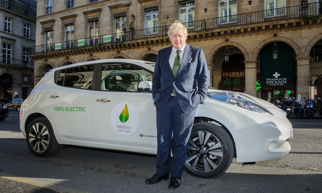 Boris Johnson e um Nissan Leaf, em 2015 - ano do Acordo de Paris Foto: Divulgação