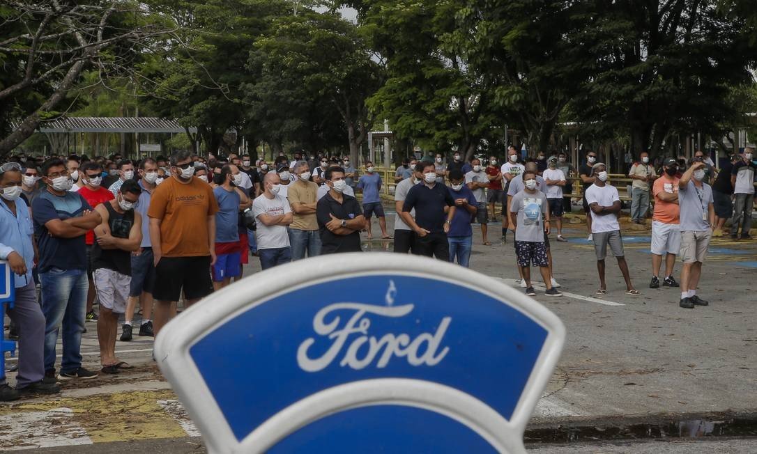 Fechamento da fábrica de Taubaté (SP) da Ford no Brasil: clima é de pessimismo entre funcionários Foto: Edilson Dantas / Agência O Globo