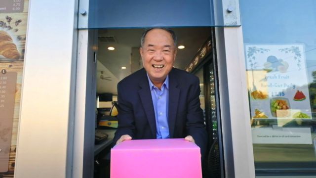 Ted com a icônica caixa de donuts rosa que ele popularizou