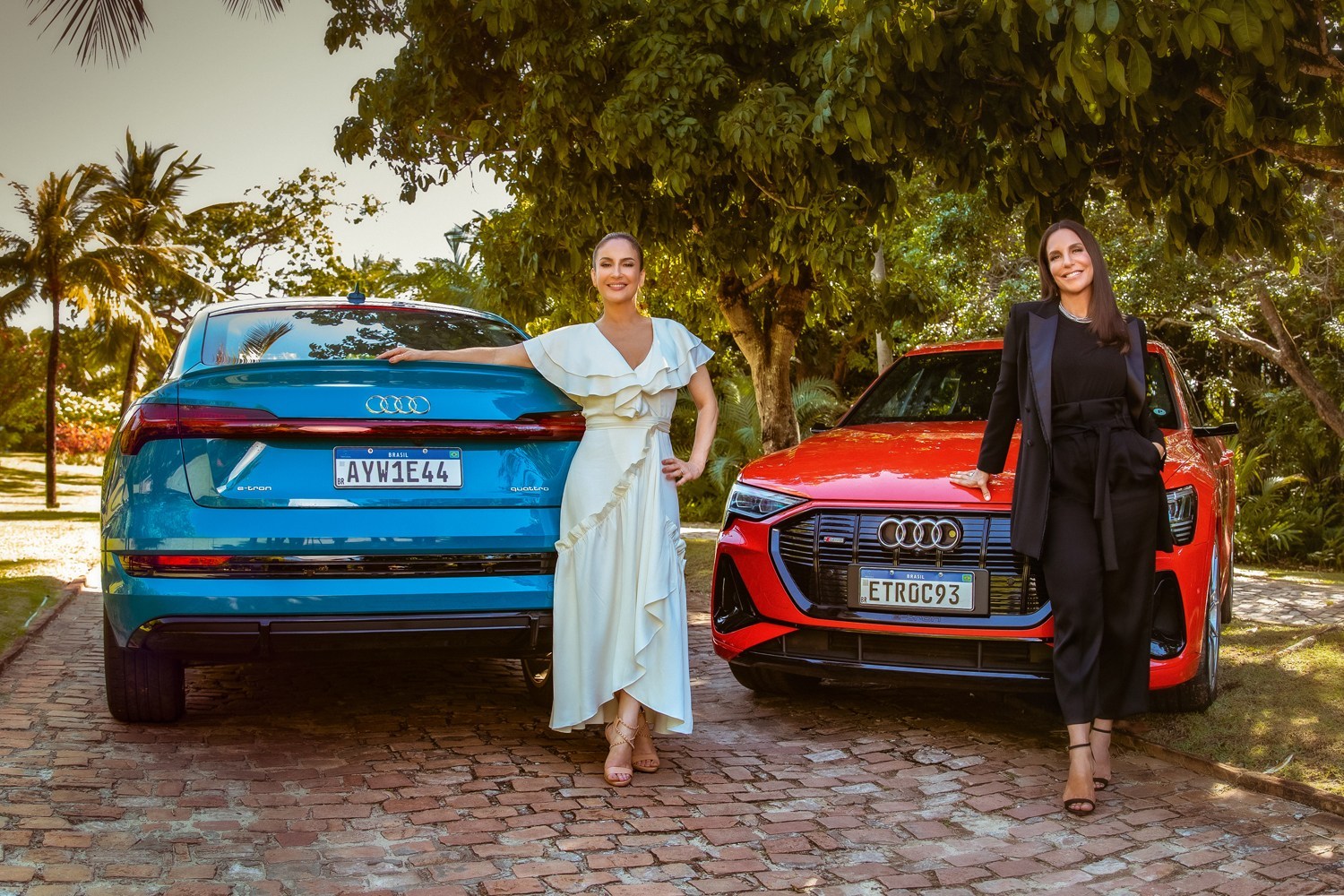 Claudia Leitte e Ivete Sangalo "sobem" em carro elétrico da Audi no Carnaval