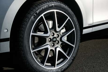 Como opcional, o Range Rover Velar pode receber rodas de 22’’ com acabamento diamantado. 