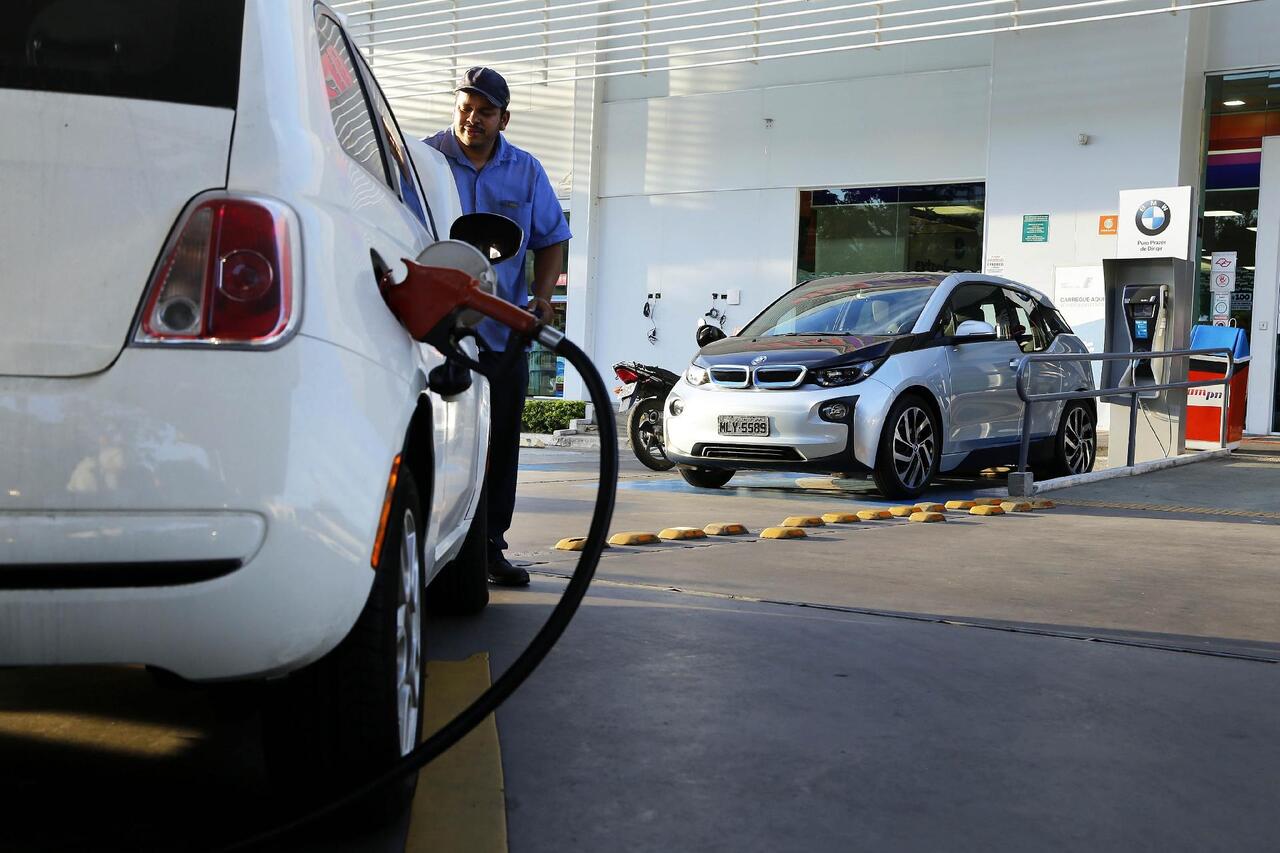 Volkswagen quer carro elétrico movido a etanol em solo brasileiro