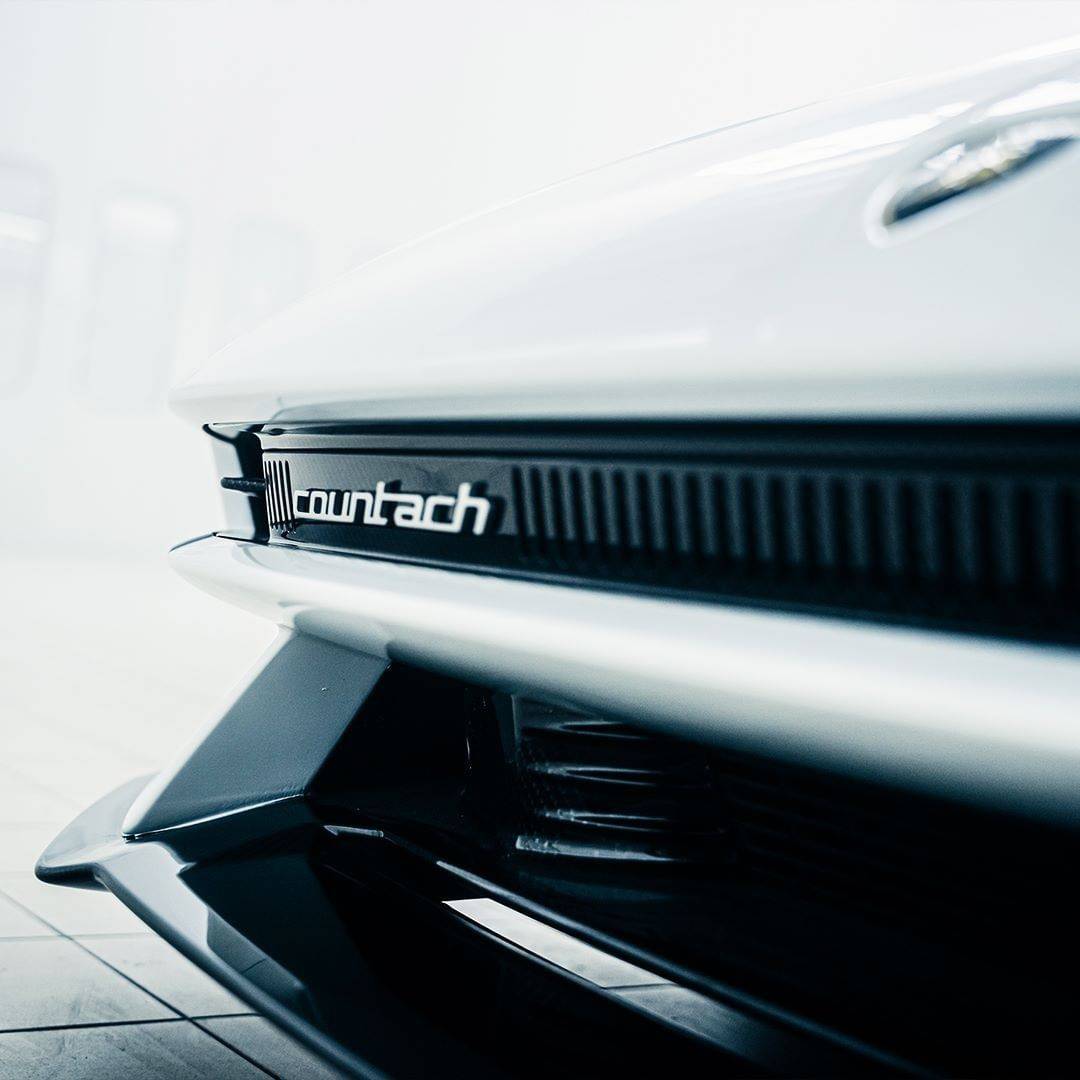 Detalhe do nome do Lamborghini Countach LPI 800-4 branco
