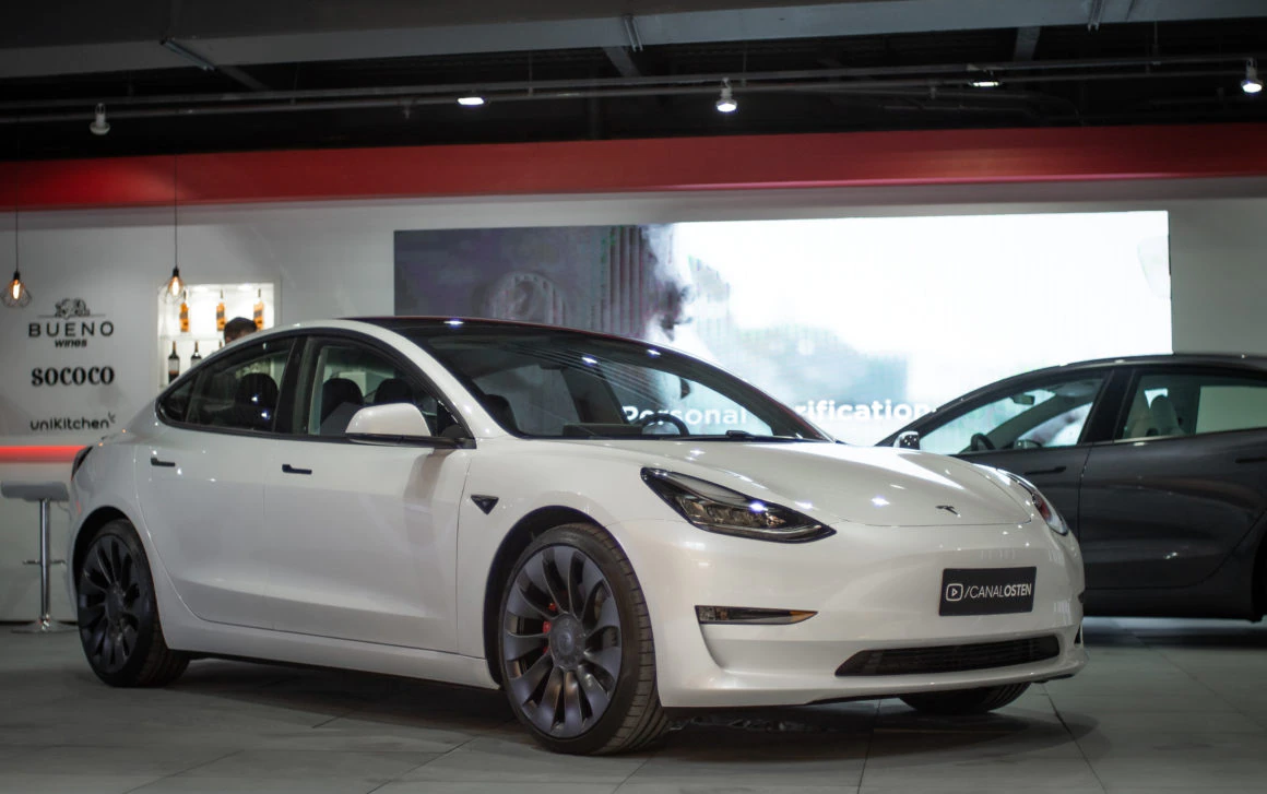 Tesla Model 3 Performance entra na modalidade de carro por assinatura em SP