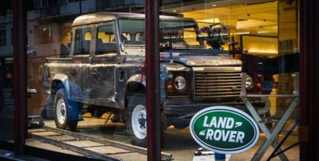 Land Rover Defender 110 Double Cab (“007: Operação Skyfall”)