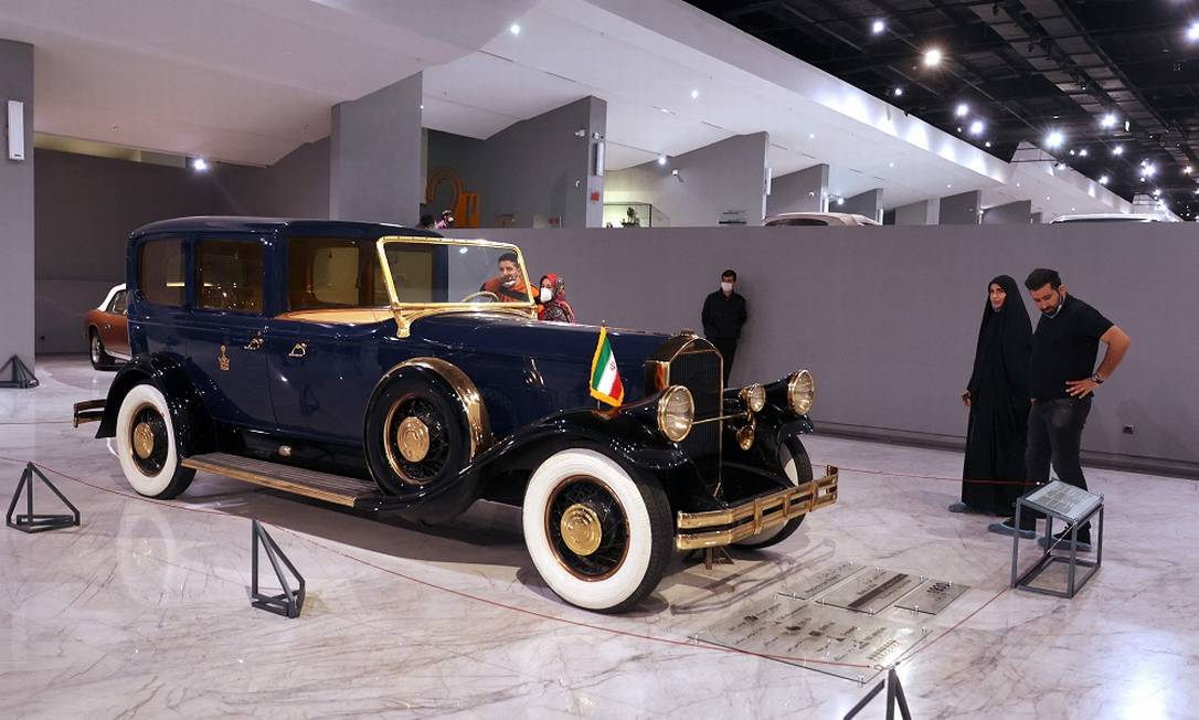 Visitantes observam o carro Pierce Arrow Model A, que na sua época foi o carro mais caro do mundo, no novo Museu Histórico do Automóvel do Irã, em Teerã Foto: ATTA KENARE / AFP