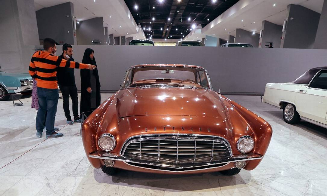 A exposição conta com 55 automóveis no total, como este Chryler 300 de 1956 Foto: ATTA KENARE / AFP