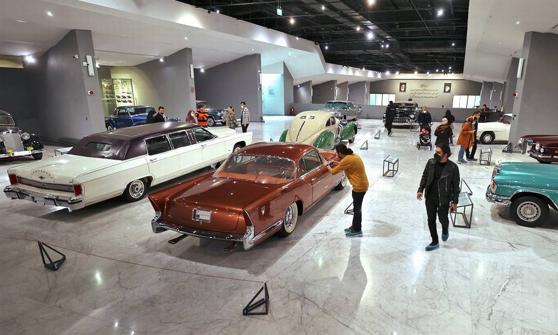 O Museu Histórico do Automóvel do Irã abriu as portas em novembro de 2021 e já recebeu mais de 20 mil visitantes em seu primeiro mês de funcionamento Foto: ATTA KENARE / AFP
