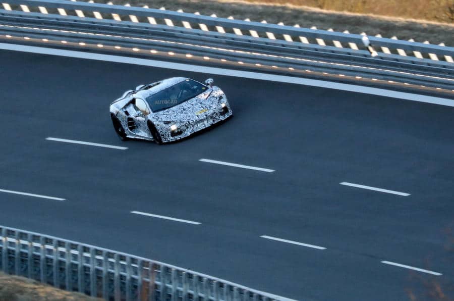Carro camuflado da Lamborghini correndo na pista de testes