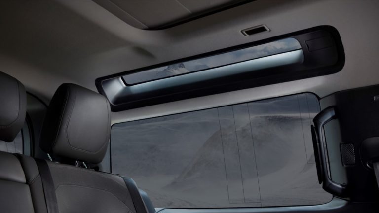 Janela e teto panorâmico são destaques no interior do SUV