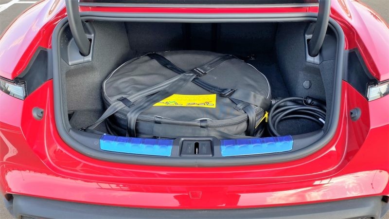 Porta-malas tem bom espaço e a Porsche fornece estepe para eventualidades