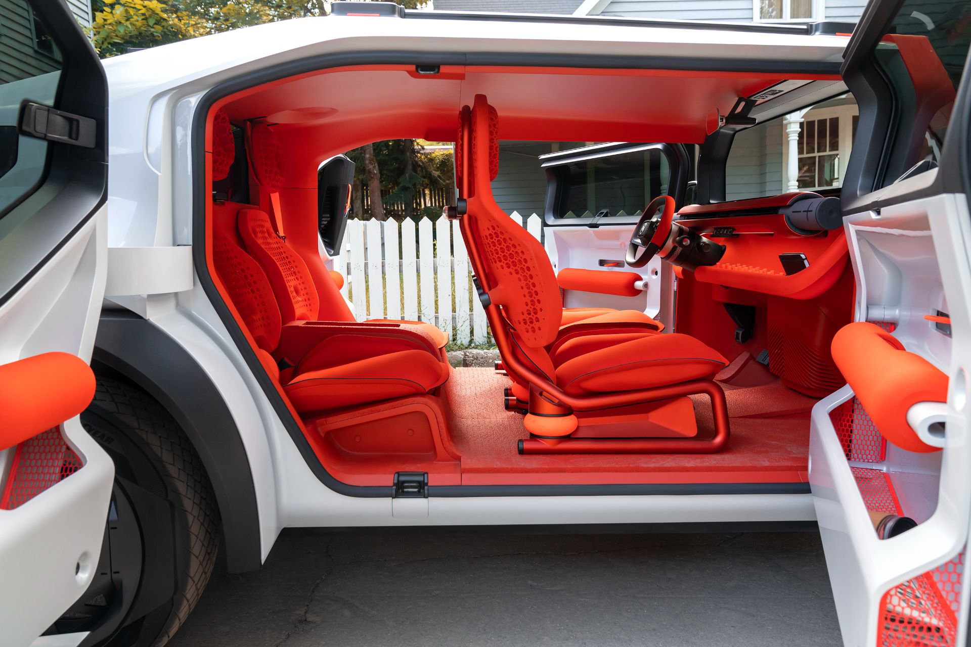 Interior do novo carro conceito da Citroën com 4 assentos individuais. O interior é todo vermelho com detalhes preto. 