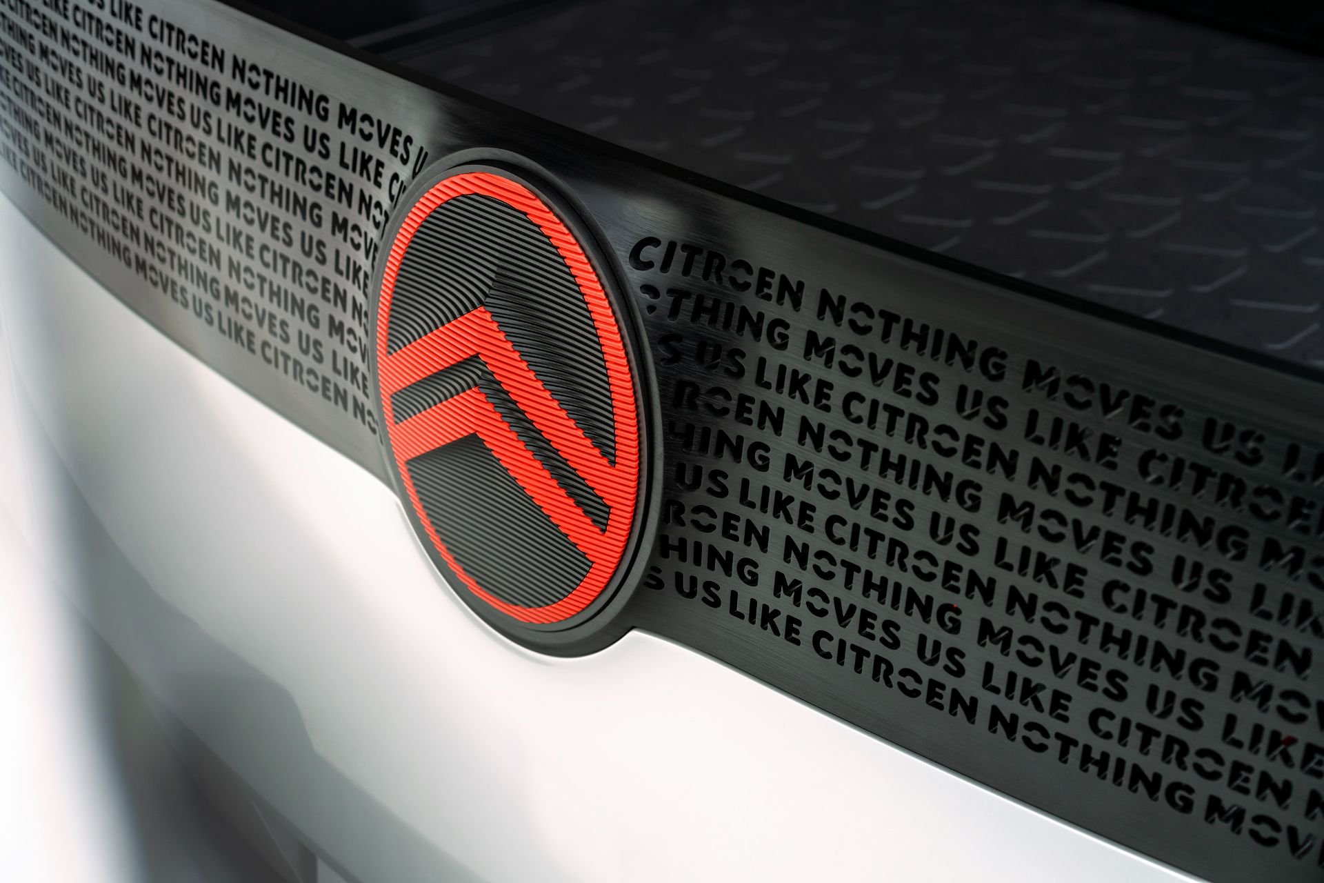 Novo logotipo da Citroën com chevrons vermelhos em moldura oval vermelha. 